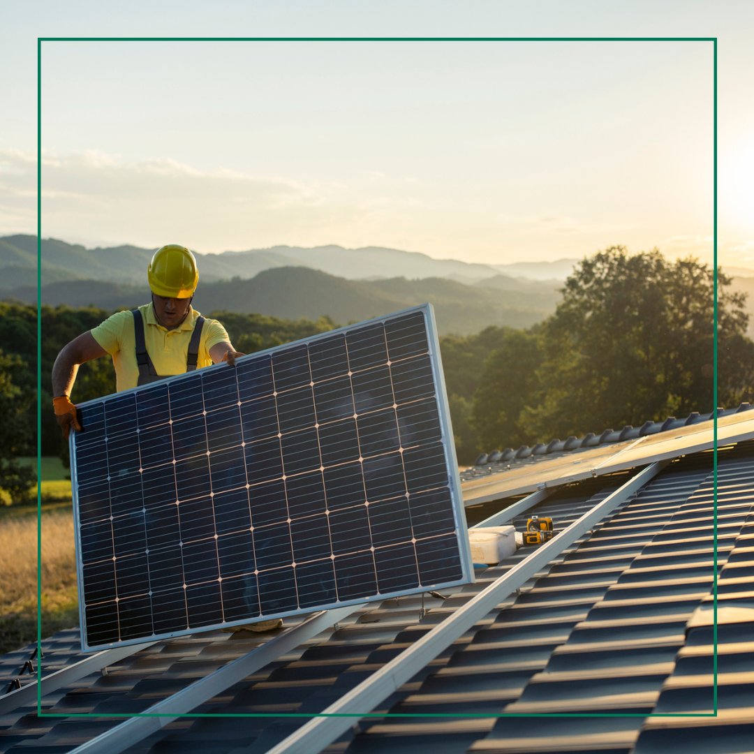 #Entreprises, vous pouvez produire et consommer votre propre #énergiesolaire à partir de panneaux photovoltaïques ! ☀️ L'autoconsommation permet de réduire son empreinte carbone et sa facture énergétique en consommant une #énergieverte et locale. 🌿 👉 bit.ly/3Y98y8Z