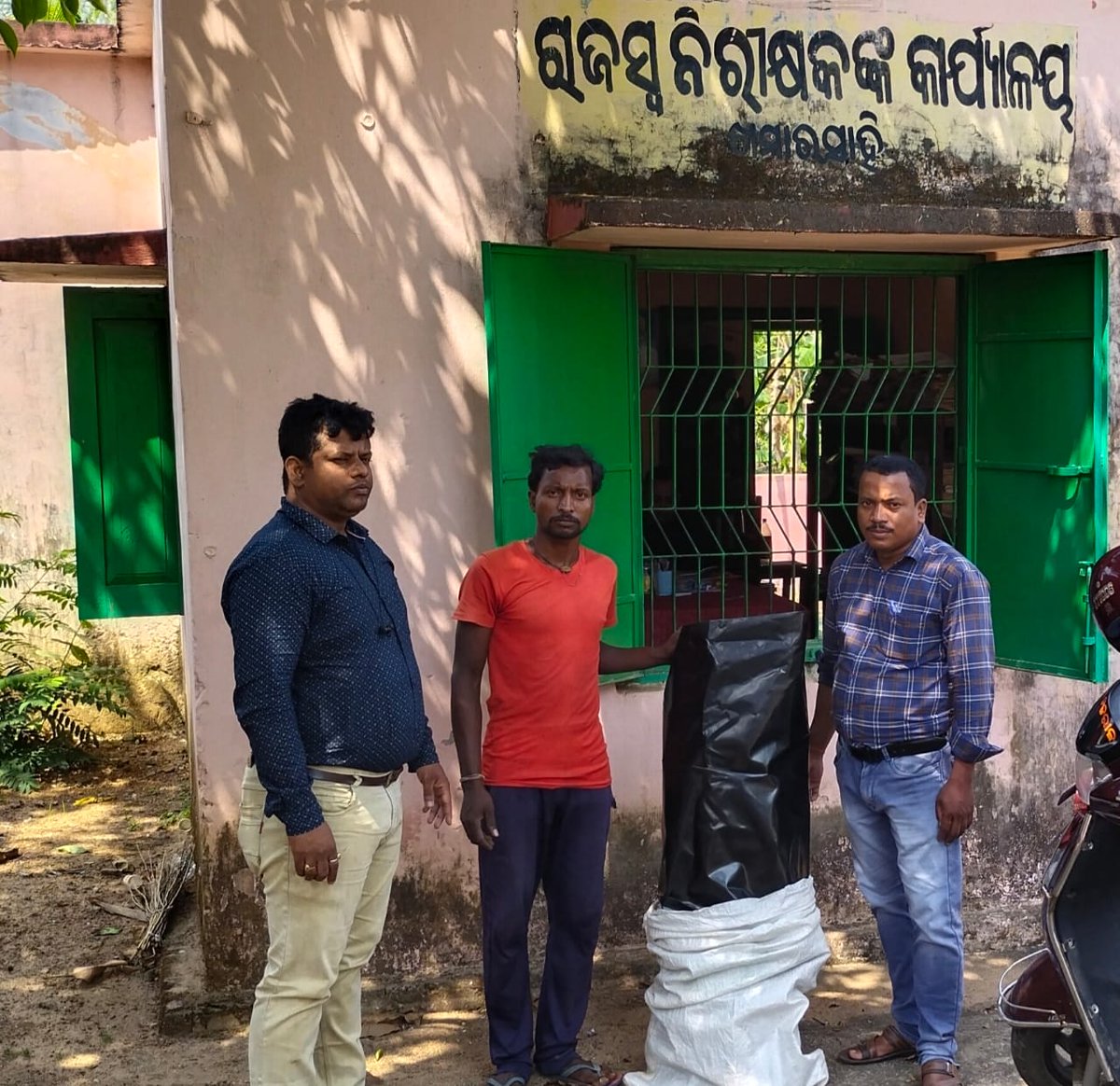 OTahasildar's tweet photo. Distribution Of Ploythene to person for Damagedbhouse #khamarsahi RI Circle @OTahasildar @AdmnNayagarh @rdmodisha https://t.co/pi3XG9rErP