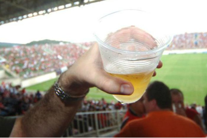 Liga quer permitir a venda de álcool nos estádios e pretende convencer o Governo

O organismo entende que a medida pode melhorar as condições de segurança, informa <a href="/Record_Portugal/">Record</a>