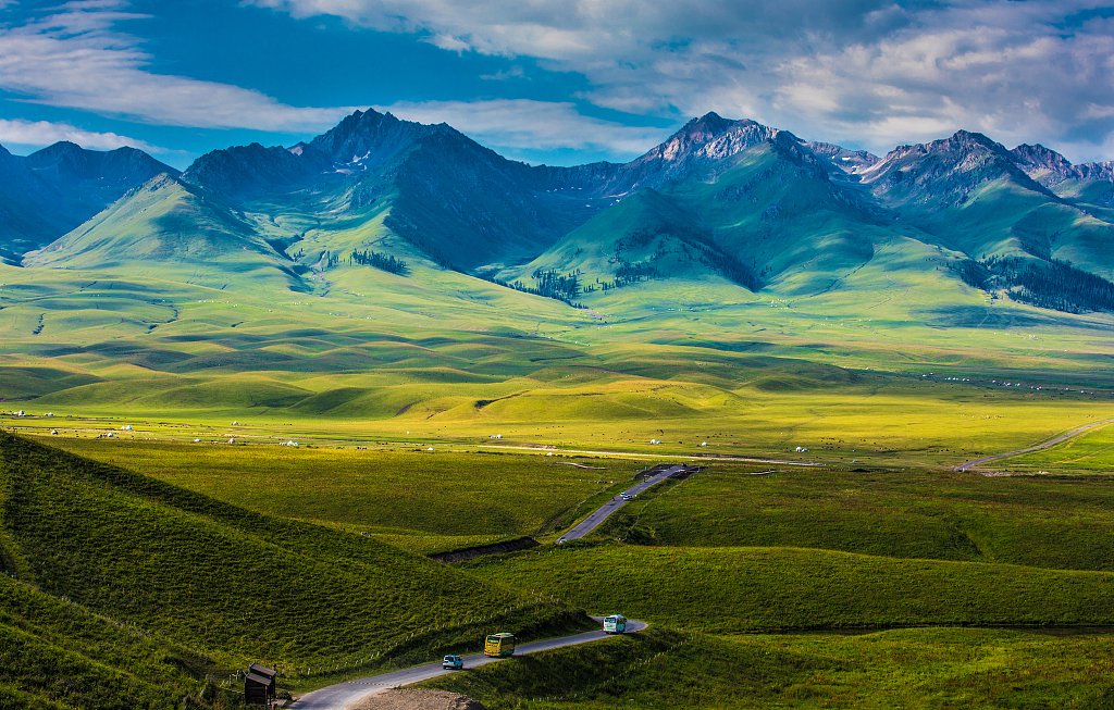 CGTNGlobalBiz's tweet image. Xinjiang Uygur Autonomous Region in northwest China invites you on a journey where time ceases to exist. Step into this magical, mystical world with us and experience the diversity of Chinese landscapes. #SpringinChina