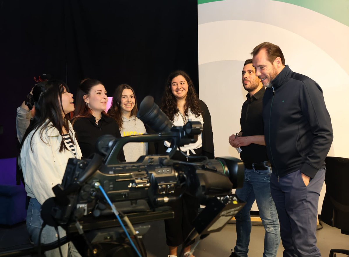 AyuntamientoVLL's tweet photo. Estudiantes de Comunicación Audiovisual, Periodismo y Publicidad de la @UEMC han entrevistado hoy al alcalde, @oscar_puente_, dentro de los proyectos que realizan en su formación académica. https://t.co/l5zdm3DKqq