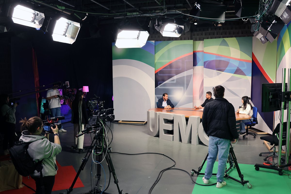 UEMC's tweet photo. │🎙️Estudiantes│Durante la entrevista, el alcalde del @AyuntamientoVLL, @oscar_puente_, ha dado respuesta a preguntas planteadas por estudiantes @UEMC y ha avanzado que en la próxima edición del Festival Pirotécnico de #Valladolid habrá una sesión protagonizada por #drones https://t.co/lWIufqXkmW