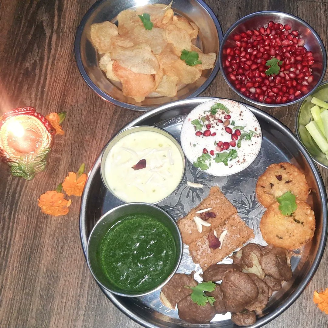 ManjuDeviRecipe's tweet image. व्रत स्पेशल थाली 🌱
In Frame:
1. Sabudana Vada
2. Kuttu Aate ke Pakode
3. Satwik Hare Dhaniya ki Chutney
4. Sabudane ki Kheer
5. Anar ka Raita
6. Milk Cake
7. Homemade Aaloo Chips
8. Fruit- Anar
9. Salad-Kheera and Kakdi

#vratspecial #fastspecial #homemade #jaimatadi #Trending