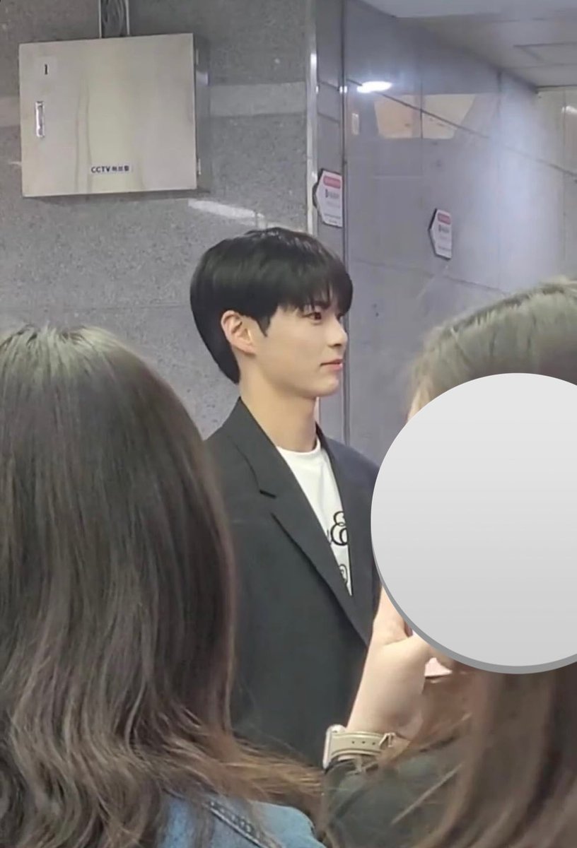 bin_bittersweet's tweet photo. SUNG HANBIN IS GOING TO VISIT HIS ADS OMG SO HANDSOME🥹🤍 https://t.co/FssYxXZNwR