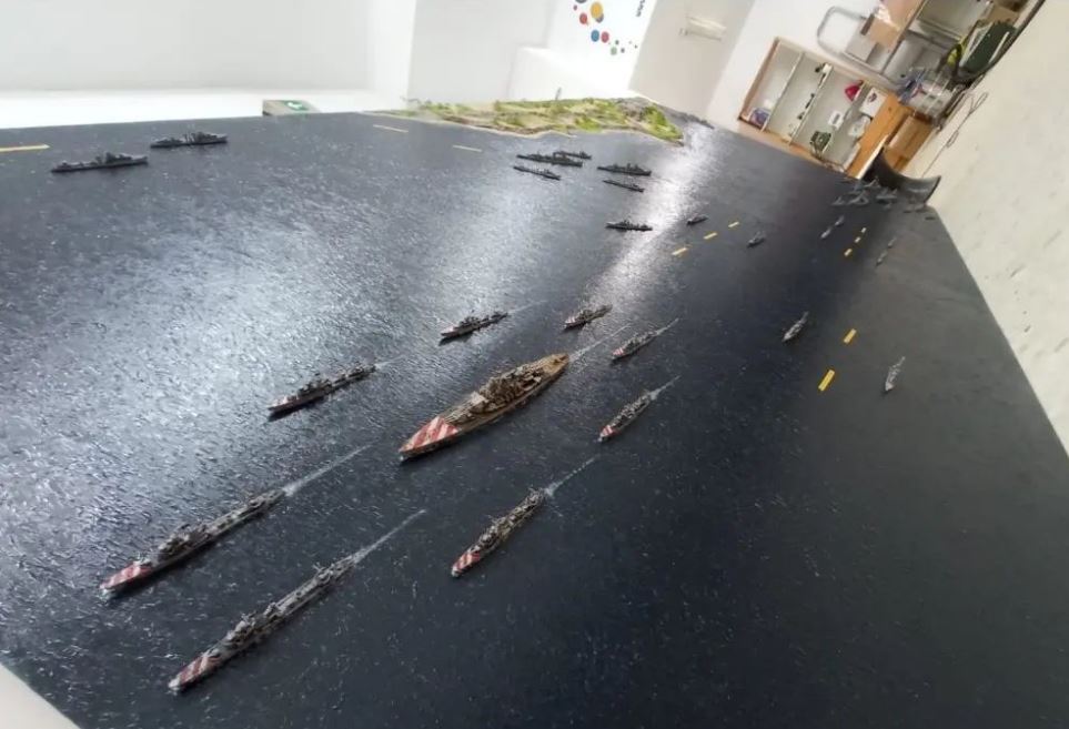 TAmarcord's tweet photo. #WW2, 82 years ago the Battle of #CapeMatapan ended in defeat for the Italian #RegiaMarina. Here is the gigantic #diorama that reproduces those facts for the Museum of #Trebisacce).
Details: https://t.co/tcCwW4ohzl
#matapan #matapanbattle #navy #modellismo #shipmodel #modelismo https://t.co/5i7pqZmD0O