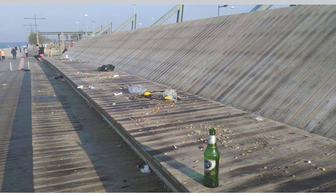 İzmir Büyükşehir Belediyesi'nin Bostanlı'da yaptırdığı oturma / seyir terasları. Bu fotoğraflar bize çok önemli bir şey söylüyor. Belediye Avrupalı millet Ortadoğulu