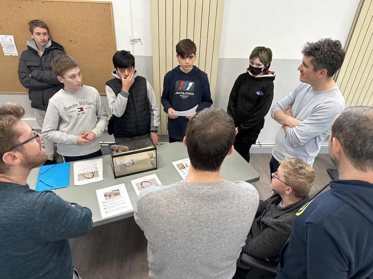 CollegeMalo's tweet photo. [EDD] Conseil élargi de la mer pour les 4ème AME du coll Chateaubriand St Malo en présence des élus locaux, de la DAAC et de la presse. Ateliers évolution du littoral, vers marins et déchets trouvés sur la plage.⁦@VilleSaintMalo
⁩ ⁦@DAACBretagne
⁩ ⁦@edd_acrennes
⁩ https://t.co/07UWK9brjy