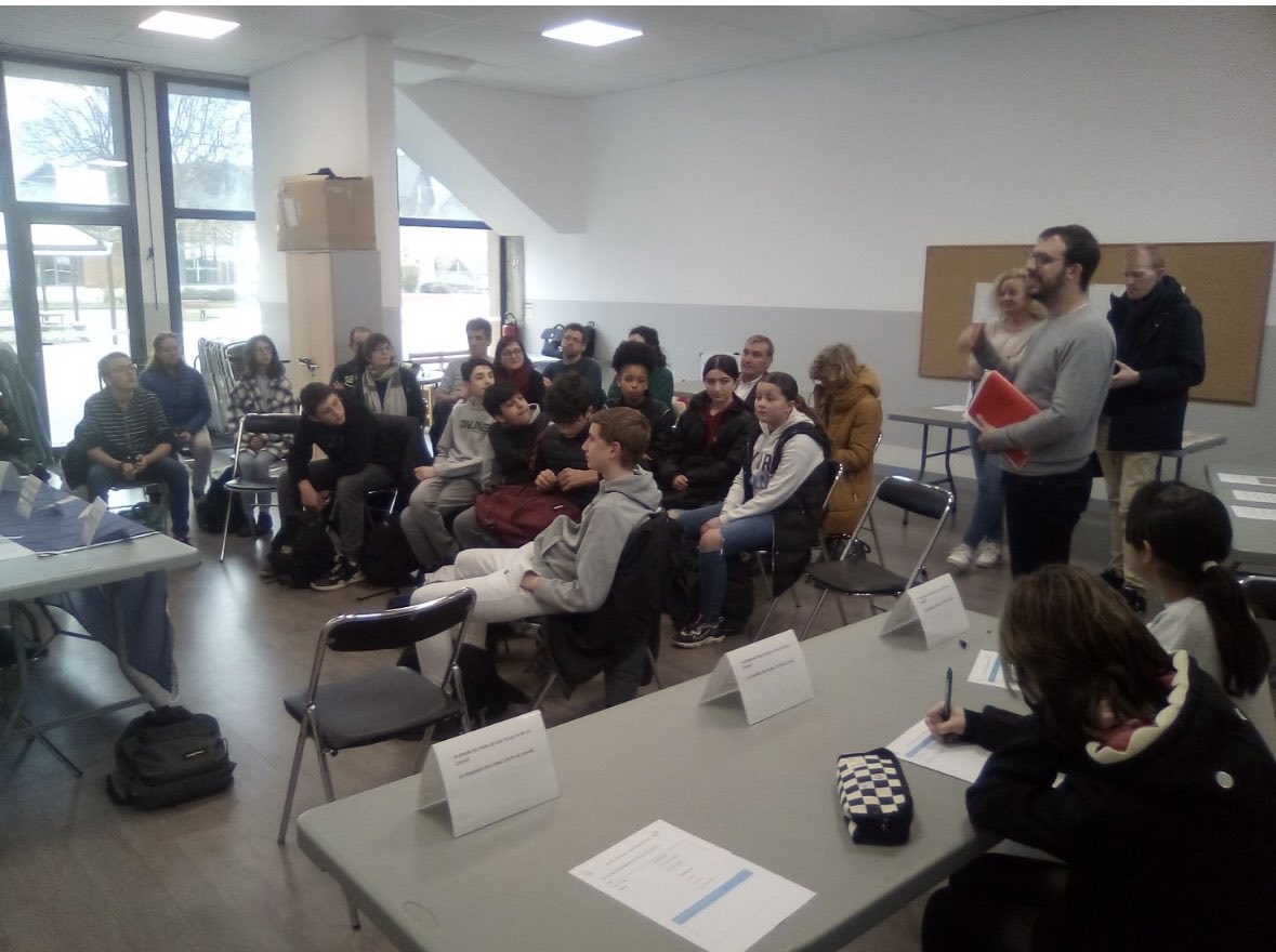 CollegeMalo's tweet photo. [EDD] Conseil élargi de la mer pour les 4ème AME du coll Chateaubriand St Malo en présence des élus locaux, de la DAAC et de la presse. Ateliers évolution du littoral, vers marins et déchets trouvés sur la plage.⁦@VilleSaintMalo
⁩ ⁦@DAACBretagne
⁩ ⁦@edd_acrennes
⁩ https://t.co/07UWK9brjy