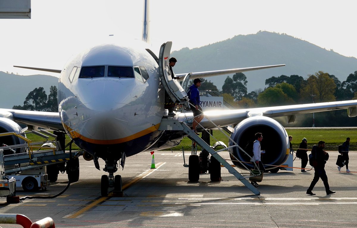 Acaba de aterrizar en Peinador el primer vuelo entre Vigo y Londres. La directora de Ryanair ha asegurado hoy que aumentará la frecuencia si hay demanda. ¿Crees que pasará?
Foto: M.Moralejo