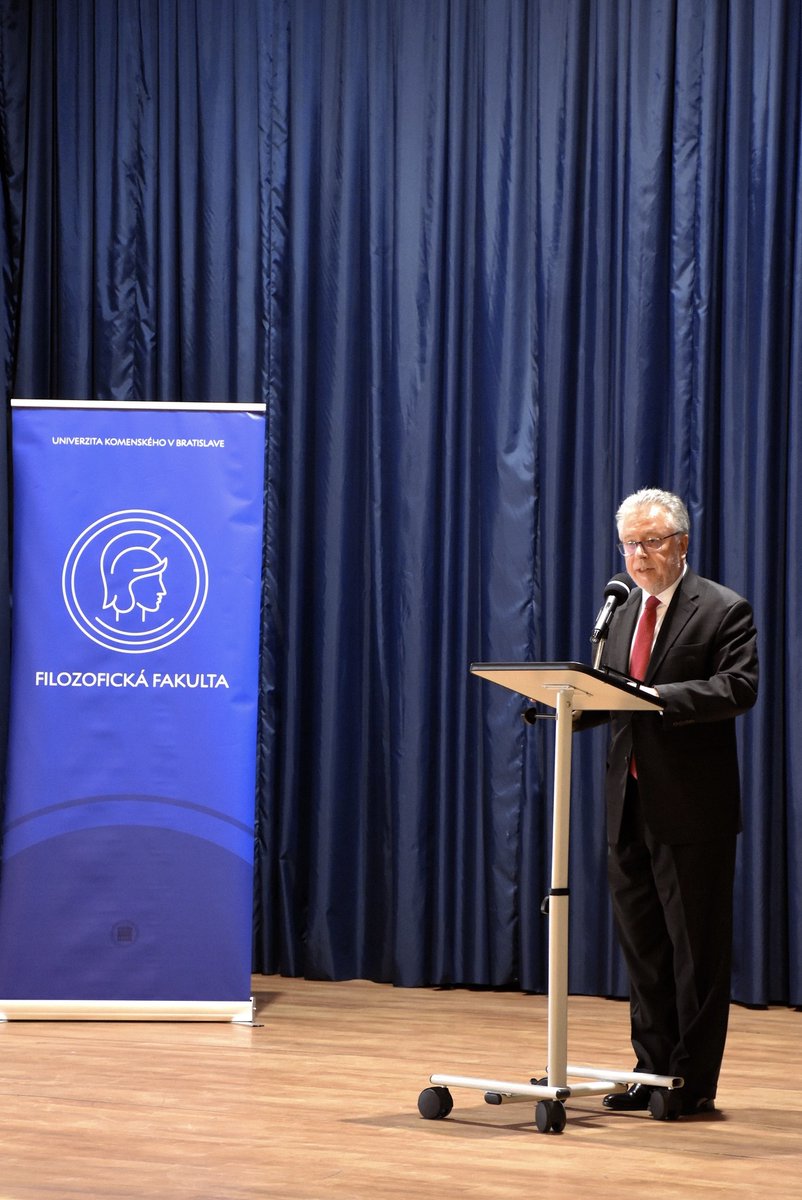 Ambafrance_Sk's tweet photo. V stredu 22. marca 2023 si Filozofická fakulta Univerzity Komenského pripomenula 100 rokov  výučby francúzskeho jazyka na Slovensku. 
Všetko najlepšie k narodeninám! 👏👏 https://t.co/86IiSsqbaV https://t.co/4zFaN6SLo5