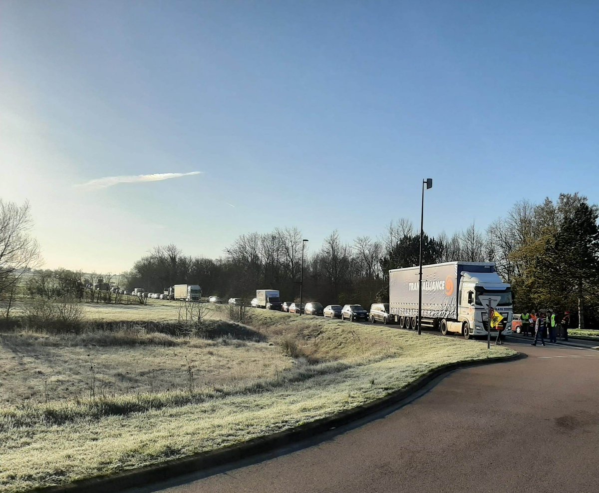 udcgt54's tweet photo. [Barrage filtrant] 
Tractage au rond point de Moncel à #Jarny. 
➡️ Syndicats #SOVAB et #Cheminots de Jarny avec les profs et l'UL.

#64ansCestNon #64anscesttoujoursnon 
#udcgt54 #revendicati #reformedesretraites #retraite #syndicat #CGT #syndicats #cgtenlutte 
#tractage #barrage https://t.co/E46XF6TKta