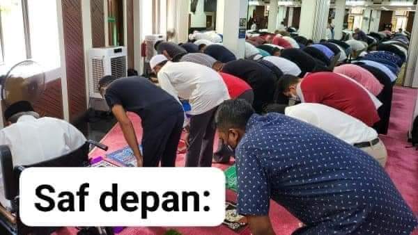 KAmingFans's tweet photo. Solat terawih di Malaysia.
😅

@LawakxHambarr https://t.co/3xYCt1sOvp