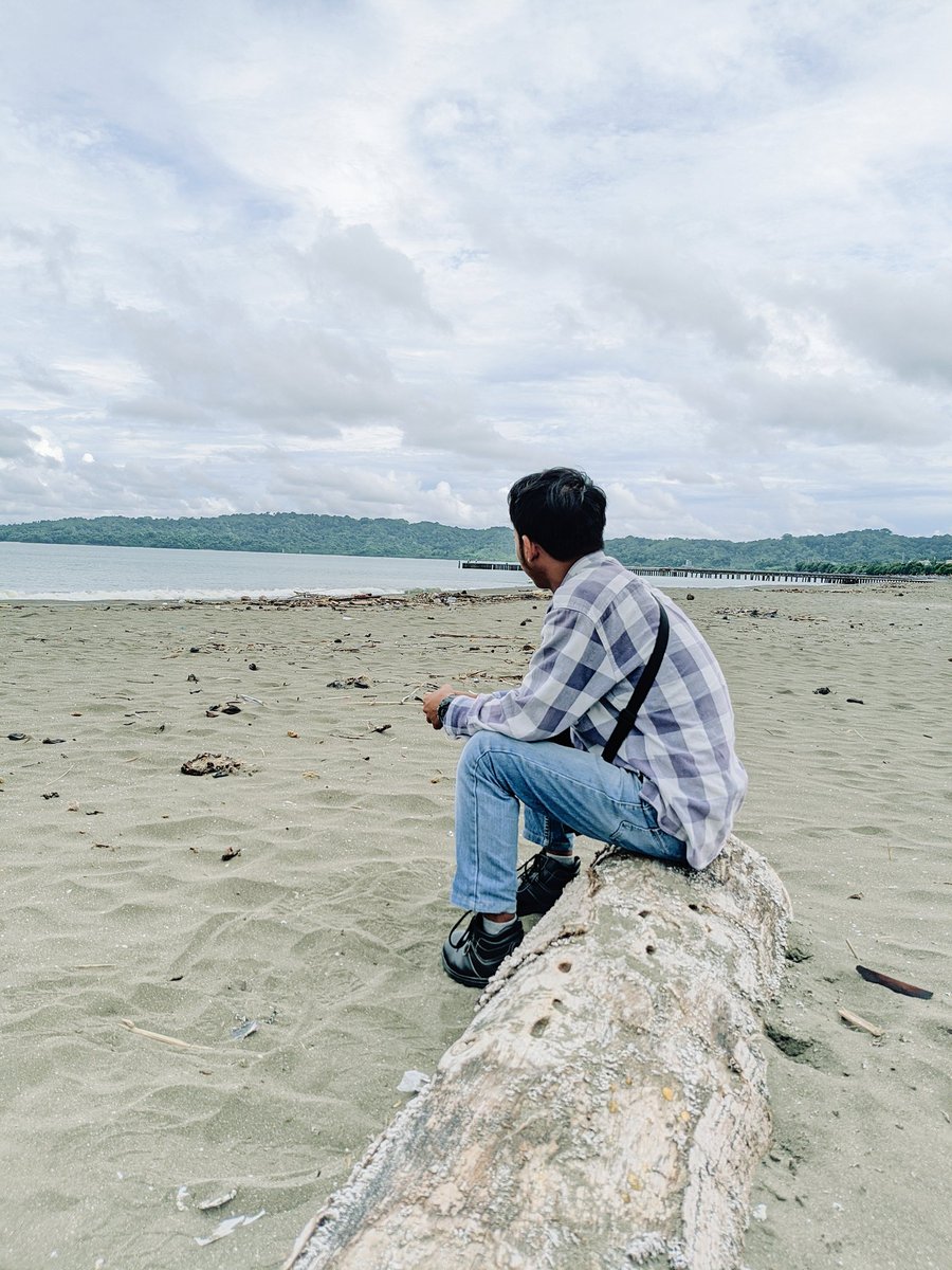 ___ysrlz's tweet photo. Ngawasin site proyek yg deket pantai itu rasanya is another level of happines🌈✨ https://t.co/66ADSAf39a