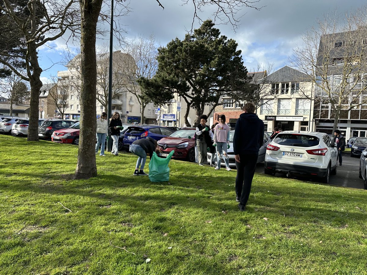 CollegeMalo's tweet photo. [EDD] Semaine « Marche verte » pour nos éco-délégués autour du collège Chateaubriand St Malo et sur le littoral.
⁦@edd_acrennes
⁩ ⁦@DAACBretagne
⁩ ⁦@CollegeMalo
⁩ https://t.co/HvQnzkPheW