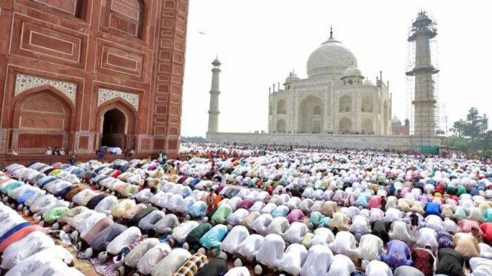 🕋#RamadanMubarak - Durante la giornata, oltre alla lettura del Corano e alla recitazione delle preghiere, i praticanti si devono astenere dal consumo di cibi e bevande e dalle attività sessuali, impegnandosi in opere benefiche e dando prova di devozione a Dio e di autodisciplina