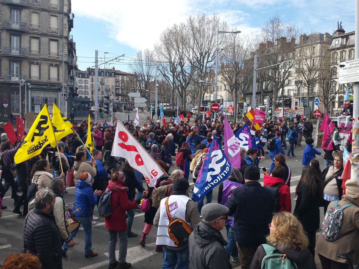 attac63's tweet photo. 🔥Toujours beaucoup de monde (35k), toujours aussi déter-es!

#64ansCestNon #60ansMax #greve28mars https://t.co/QF00RK6DMI
