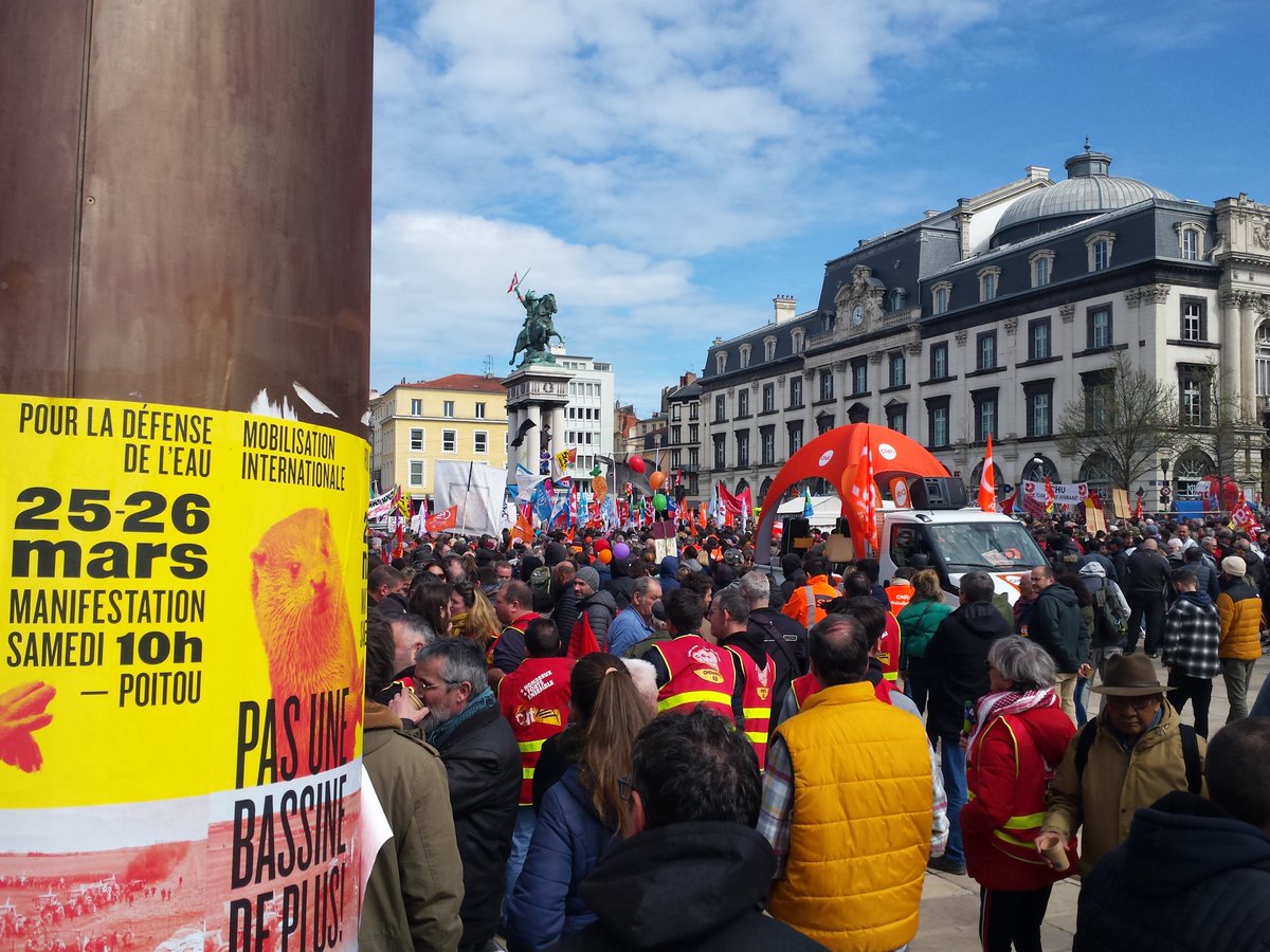 attac63's tweet photo. 🔥Toujours beaucoup de monde (35k), toujours aussi déter-es!

#64ansCestNon #60ansMax #greve28mars https://t.co/QF00RK6DMI