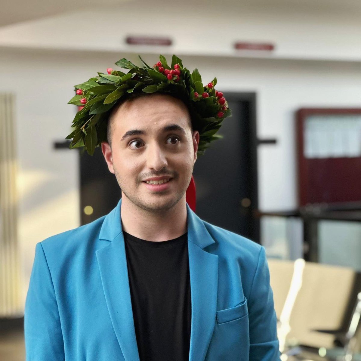 MrRavenbridge's tweet photo. Perché io dovevo essere un meme vivente ANCHE e SOPRATTUTTO il giorno della laurea. 🍾💁🏻‍♂️ https://t.co/KNmO7jzljI