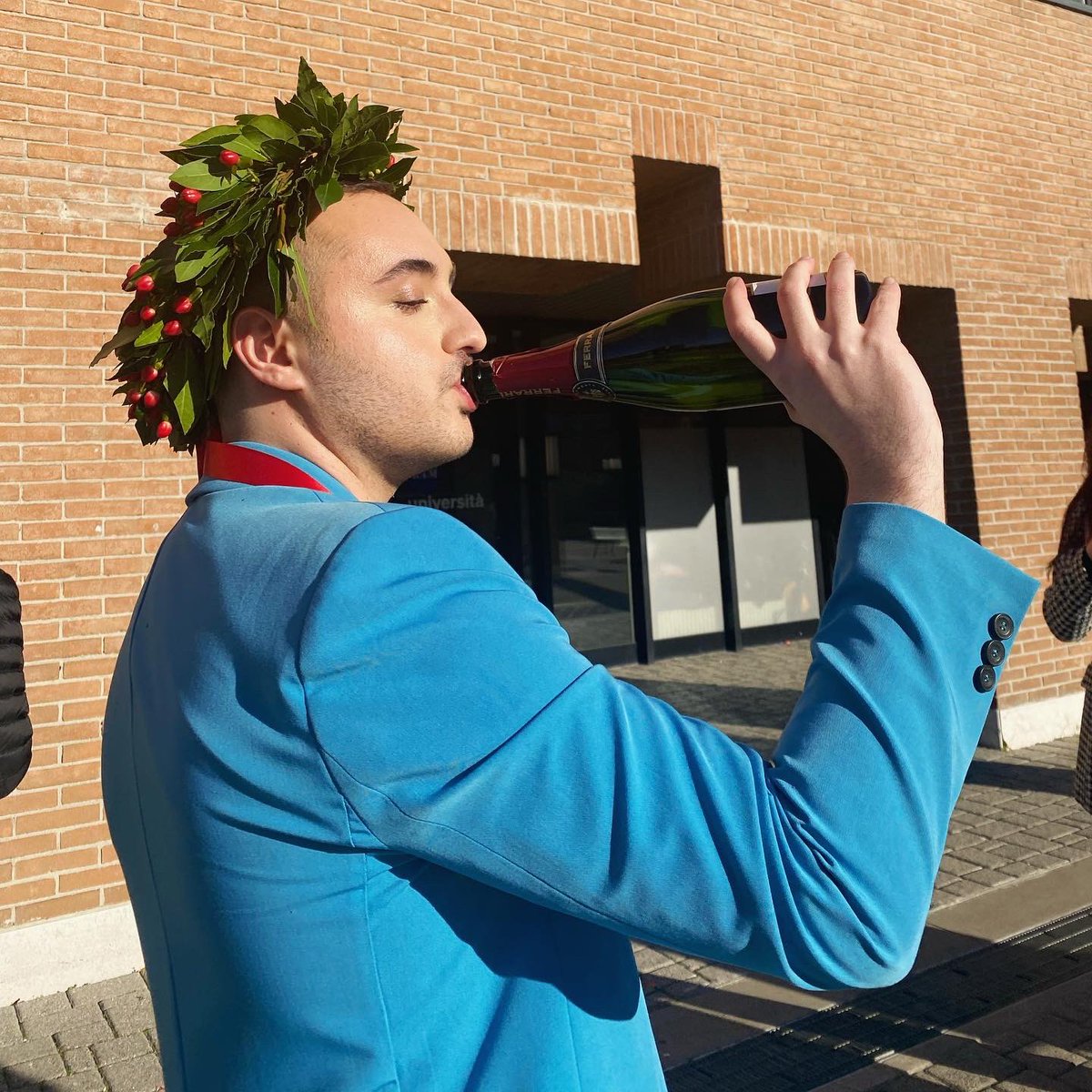 MrRavenbridge's tweet photo. Perché io dovevo essere un meme vivente ANCHE e SOPRATTUTTO il giorno della laurea. 🍾💁🏻‍♂️ https://t.co/KNmO7jzljI