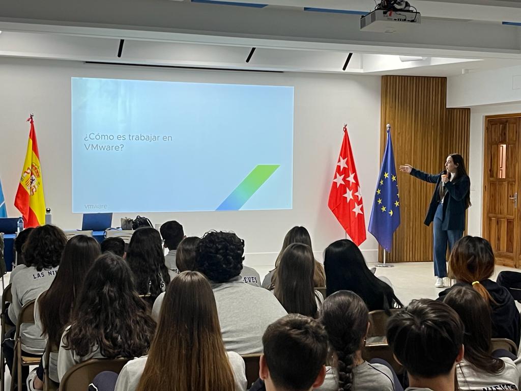 vmware_es's tweet photo. ¡Arrancamos #RoadToSTEM!
Estamos impartiendo charlas en colegios de ESO para inspirar y mostrar oportunidades laborales en tecnología a jóvenes de 3º y 4º, ya vamos por 500 estudiantes.
¡Construyamos juntos un futuro más inclusivo y tecnológico! 💻🚀 #STEM https://t.co/A6yGIfnxR4
