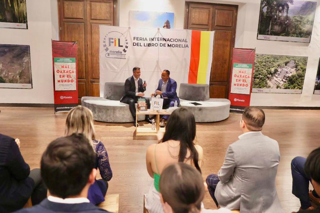 FILMorelia's tweet photo. Muchas gracias a todos nuestros invitados a la presentación del libro "Mas Oaxaca para el Mundo" de @alejandromurat  de la editorial Planeta. Fue una magistral exposición de su contenido, pero más brillante fue la presencia de ustedes. Somos FIL Morelia 📕📒 https://t.co/K9SShQNrYc
