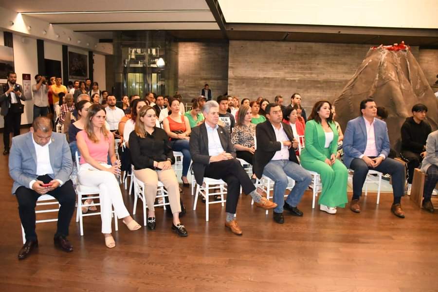 FILMorelia's tweet photo. Muchas gracias a todos nuestros invitados a la presentación del libro "Mas Oaxaca para el Mundo" de @alejandromurat  de la editorial Planeta. Fue una magistral exposición de su contenido, pero más brillante fue la presencia de ustedes. Somos FIL Morelia 📕📒 https://t.co/K9SShQNrYc