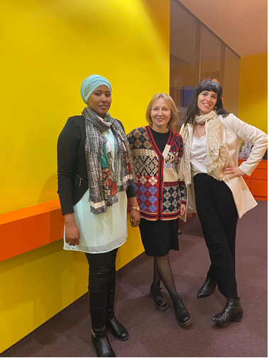 Auf dem Bild zu sehen sind 2 der 4 Psychotherapeut_innen mit Fluchterfahrung in Ausbildung – der #dws hat erfolgreich Propädeutikumsplätze aufgestellt, jetzt braucht es dringend Plätze für das Fachspezifikum und Lehrtherapiestunden! Bitte um Mithilfe!