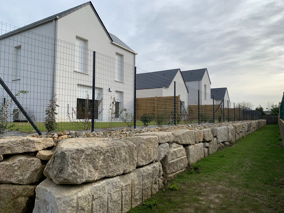 Espacil's tweet photo. Vive Valeque, du latin Vis et porte toi bien.
C'est le nom de la résidence de 8 maisons individuelles inaugurée à Plumelec (56) ce matin, sur le site de l'ancienne école publique. Une promesse suivie d'une réalité pour ses 23 heureux locataires. 
Infos : https://t.co/1YH8hW9CyZ https://t.co/lKJJa9bnwJ