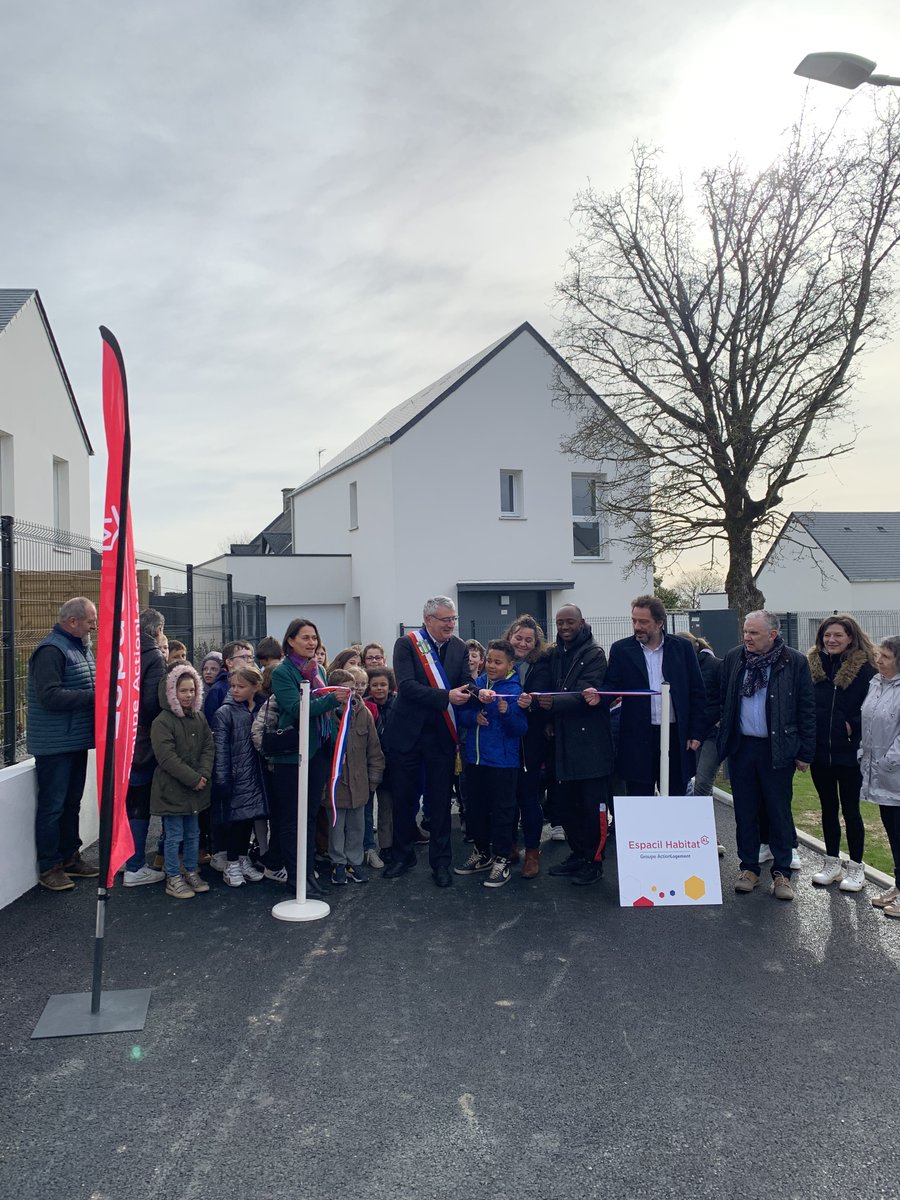 Espacil's tweet photo. Vive Valeque, du latin Vis et porte toi bien.
C'est le nom de la résidence de 8 maisons individuelles inaugurée à Plumelec (56) ce matin, sur le site de l'ancienne école publique. Une promesse suivie d'une réalité pour ses 23 heureux locataires. 
Infos : https://t.co/1YH8hW9CyZ https://t.co/lKJJa9bnwJ