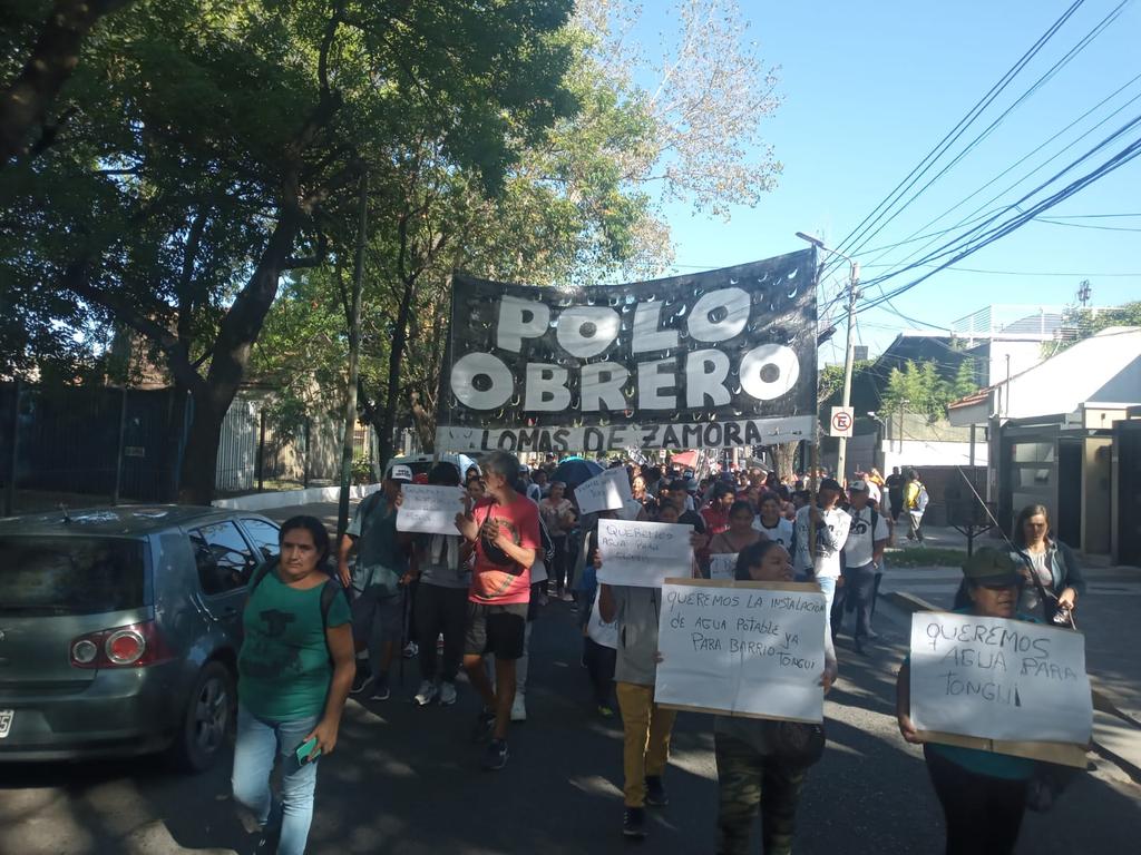 Marcelo Mache (@_marcelomache) on Twitter photo Vecinos y vecinas de Lomas de Zamora, junto al Polo Obrero, se movilizan ante la falta de agua en los barrios pobres de Cuartel IX. <a href="/marinalesci/">Marina Lesci</a> <a href="/minsaurralde/">Martín Insaurralde</a> <a href="/AySA_Oficial/">AySA S. A.</a> y <a href="/Kicillofok/">Axel Kicillof</a> son responsables. Vecinos y vecinas de Lomas de Zamora, junto al Polo Obrero, se movilizan ante la falta de agua en los barrios pobres de Cuartel IX. <a href="/marinalesci/">Marina Lesci</a> <a href="/minsaurralde/">Martín Insaurralde</a> <a href="/AySA_Oficial/">AySA S. A.</a> y <a href="/Kicillofok/">Axel Kicillof</a> son responsables.
