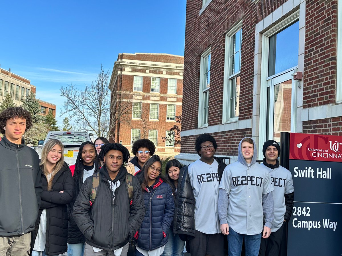 JeterTurn2's tweet photo. During their recent college tours, our Kalamazoo #JetersLeaders visited @XavierU, @uofcincy, &amp; @artacademycincy. As part of each tour, the students explored different courses, connected with their peers and envisioned themselves in a college setting. #Turn2 https://t.co/AOKgkc0lqe