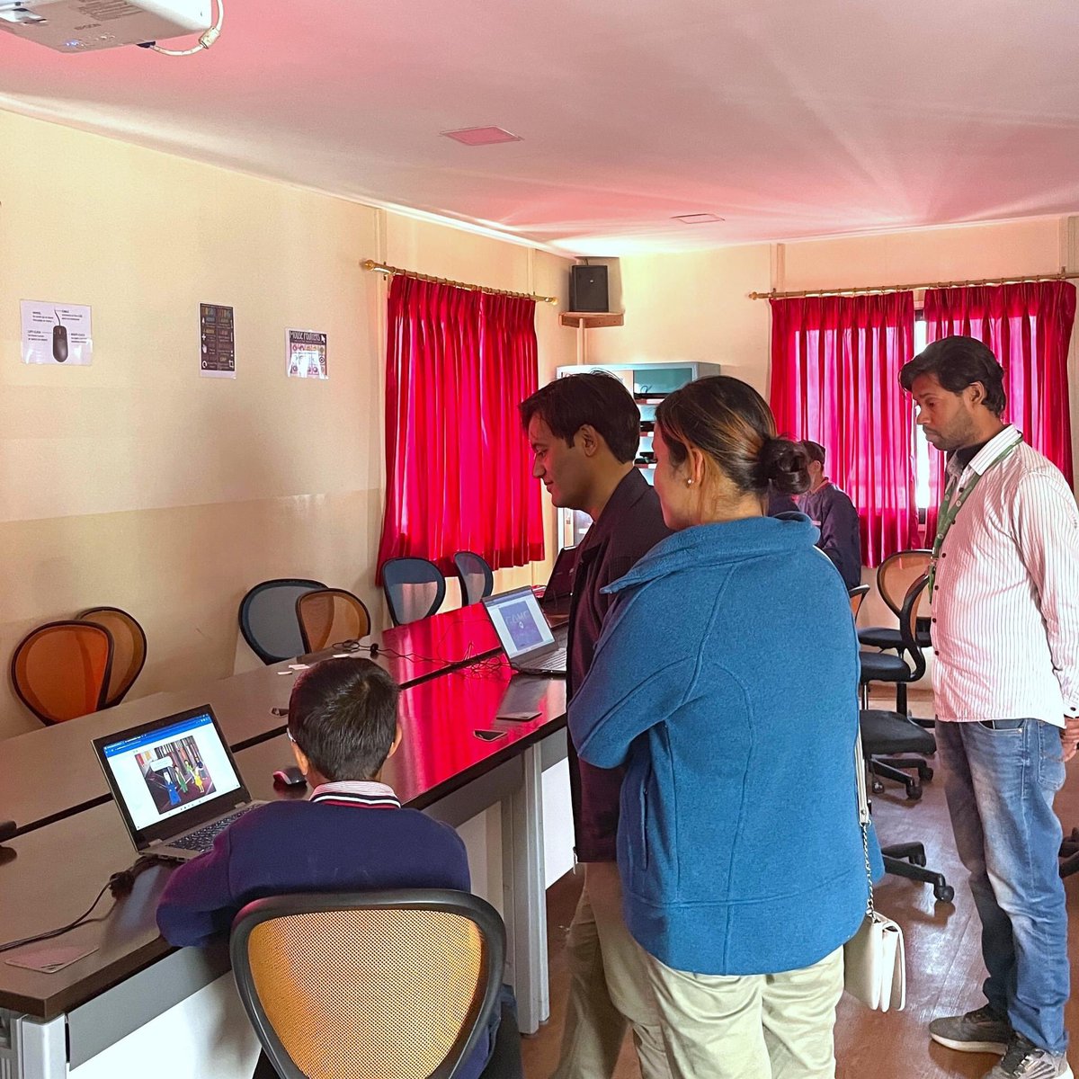 sandeepVT's tweet image. Students coding - collaborating - showcasing a product built using scratch at @AdhyayanSchool

#education
#coding
#learntoinnovate  
#nepal
