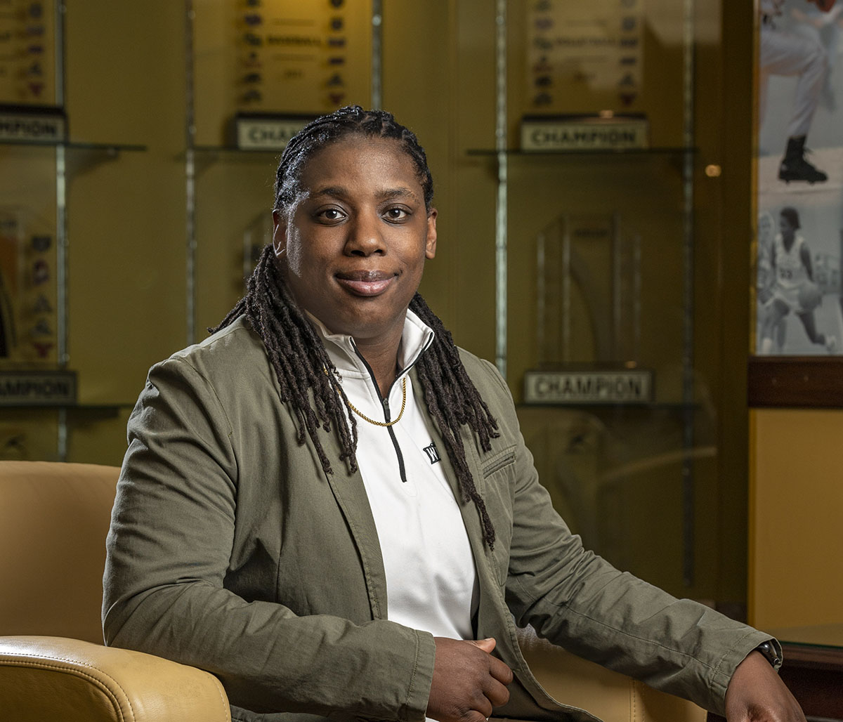 WrightStateNews's tweet photo. Former Wright State basketball star Kim Demmings now helps current Raiders as the academic advisor in the Department of Intercollegiate Athletics https://t.co/YEzqmRYTnr https://t.co/IM3jrqW8nx