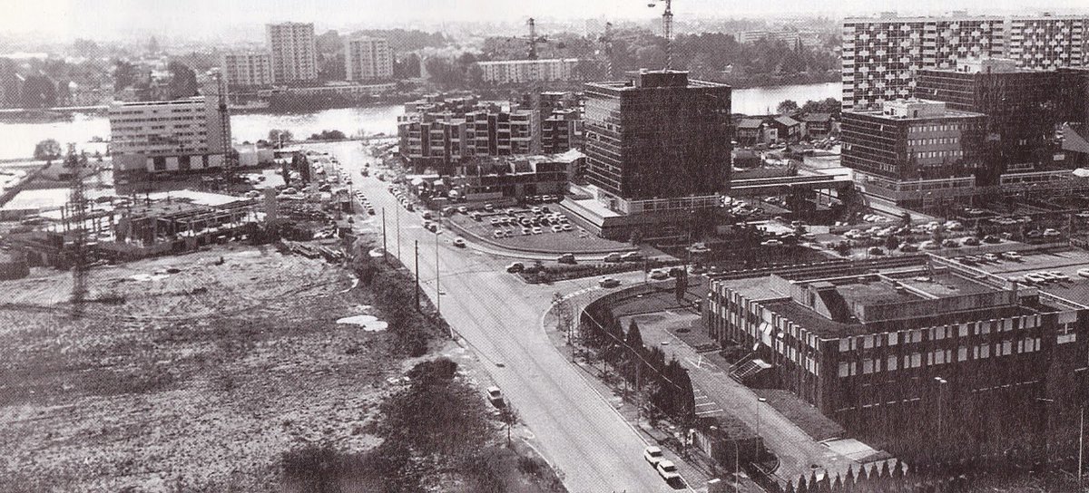 Memoire2cite's tweet photo. 44 NANTES du haut d'une des tours Vulcain  Entre 1977 et 1980, la ZUP de Beaulieu s'étend encore un peu plus. Les 2 bâtiments a peine sortis de terre a gauche de la photo n'existent déjà plus depuis plusieurs mois..Les locaux de l'Urssaf et de la CPAM ont été achevés en 1980. https://t.co/nCoNRLAgl7