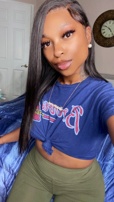 The face VS  The titties  🚨Happy Tuesday 🚨 https://t.co/s8idwmin0d