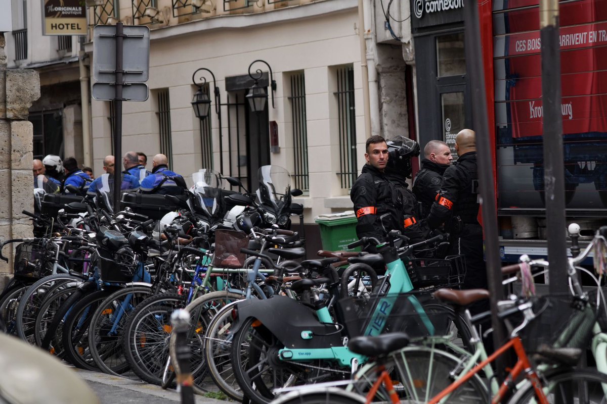 2022Elections's tweet photo. 🔴⚡️ Info @StreetPress | Alors que Gérald #Darmanin avait annoncé qu’ils ne participeraient pas à la manifestation, les policiers de la #BRAV_M impliqués dans l’enregistrement audio ont été repérés à quelques mètres de la place de la République.

#Grève28Mars #Manif28Mars https://t.co/3Zhug9Vlwg