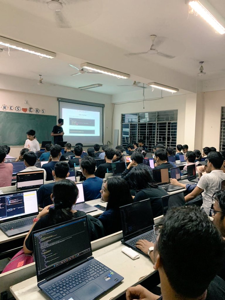 gdgcnits's tweet photo. Web Blitz 3.0 Day 2 going on🔥🔥 #IntroToCSS #WebBlitz #webdevelopment #gdscnits
@GoogleDevsIN https://t.co/TFu3nNhEww
