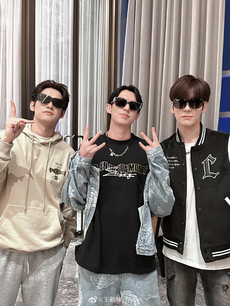 WangDylanPH_'s tweet photo. 王鹤棣_Dylan Weibo update

3 bros 💜 

#王鹤棣
#DylanWang
#WangHeDi https://t.co/4I5hCwWC7y