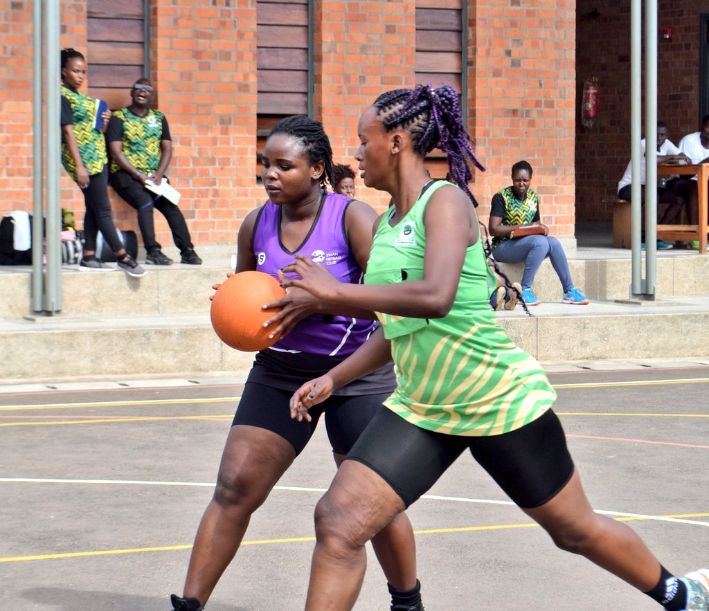 NetballUpdates1's tweet image. #Division2 #TuesdayAction 
#MatchThree
HT'
DIT vs Bugema University NC  
Q1: 10-10
Q2: 23-17
1st quarter has been tight but DIT under coach Rashid Mubiru changed the proceedings in 2nd Quarter.
#UNL | #Shecranes256 | #UNF256 
@kayiirajackson @VBugerere @shecranes256 @NBSportUg