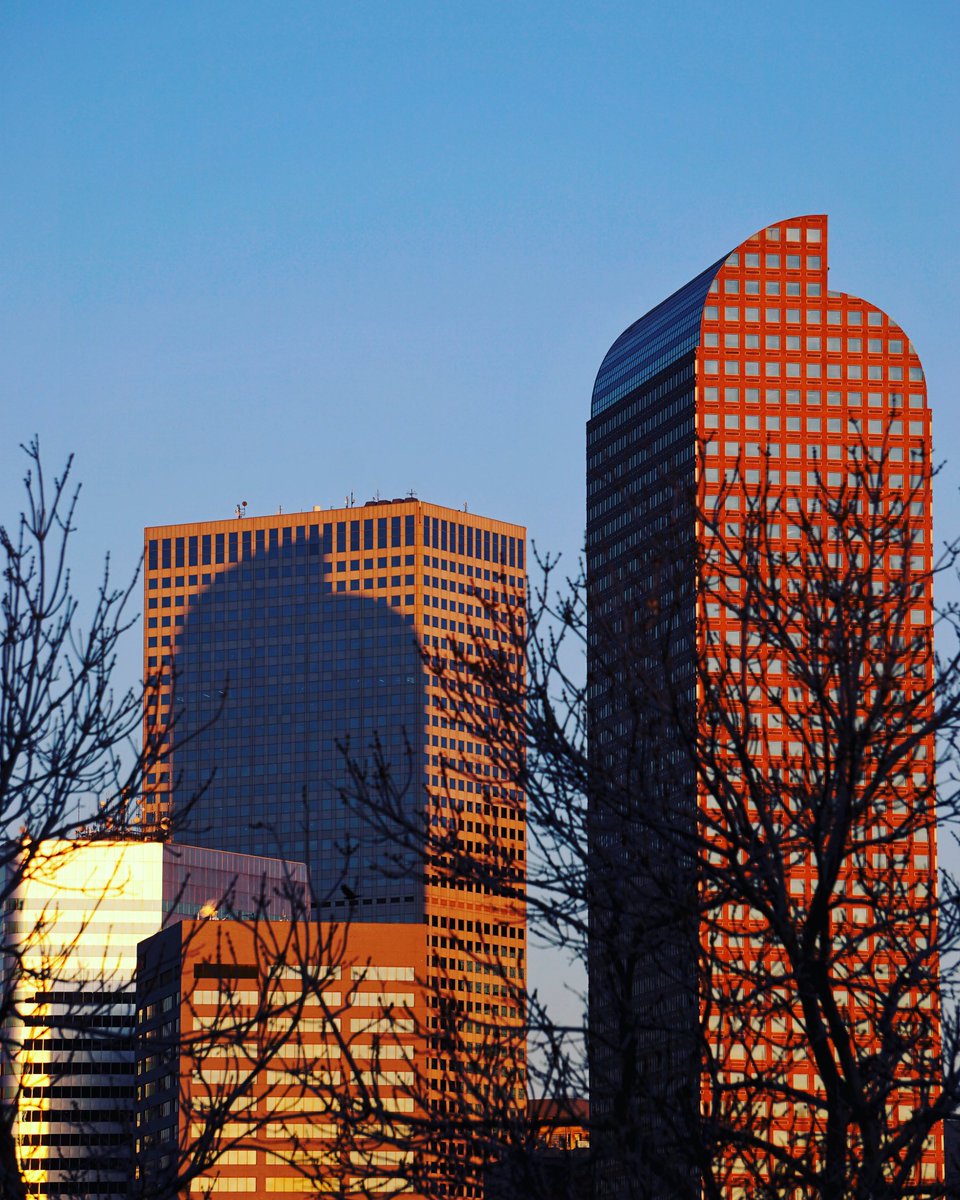 andrewalger's tweet photo. The shadow! 

#denver #sunrise https://t.co/C1DPARv6jK