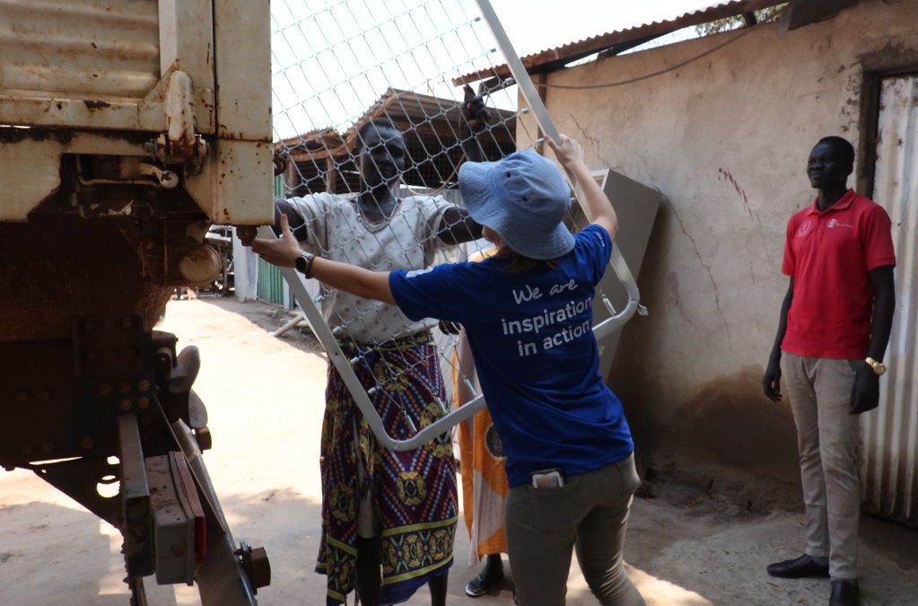 #PeaceBegins, perhaps, with a big ❤️, compassion, and a dose of volunteerism. <a href="/UN/">United Nations</a> volunteers serving with #UNMISS in Bor, #SouthSudan, have handed over beds, protective gear, and other items in high demand to the main hospital in town. Bravo! 👏👏👏bit.ly/3TRMm2t 
#A4P