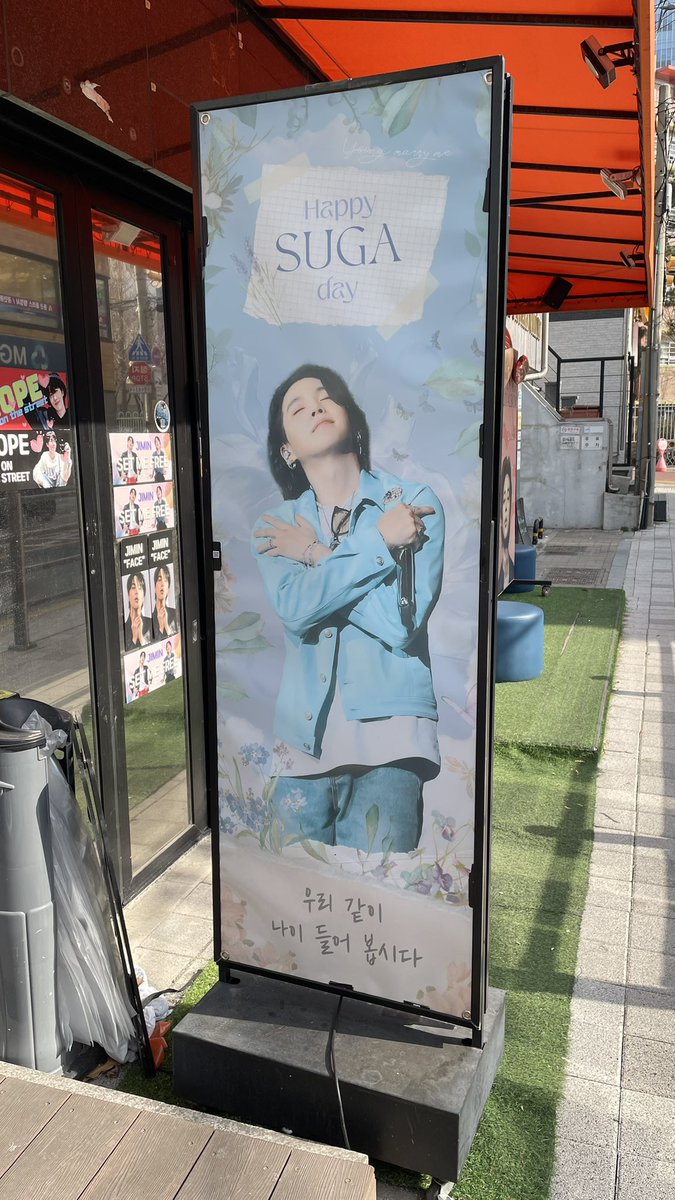 _9397fevr's tweet photo. 向かい側、隣のお店もバンタンの広告！！！すぐ隣を車が入っていってたから、メンバーもそこから来てるなら広告とか見てそう🫣 https://t.co/vpeKFlUA0j