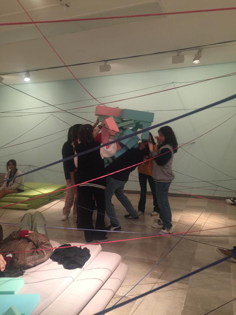 miradasinfan03's tweet photo. Hoy han visitado #Apprehendere del Proyecto Miradas alumn@s y profesionales del @IESJTurina en el @DomusArtium2002 Les hemos explicado nuestro proyecto y hemos compartido una mirada diferente sobre la exposición. @iesfrojas https://t.co/9DrblmbY0p
