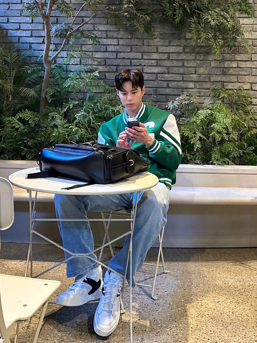 with_one_one's tweet photo. 이짤 너무 힘들돠
ㄴ 뭐가요 https://t.co/JwGdnPKmjK