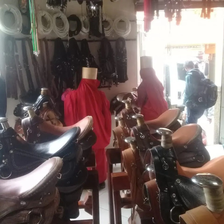 soydeituango's tweet image. Estampa Ituanguina #Comprando en la talabartería #cuero