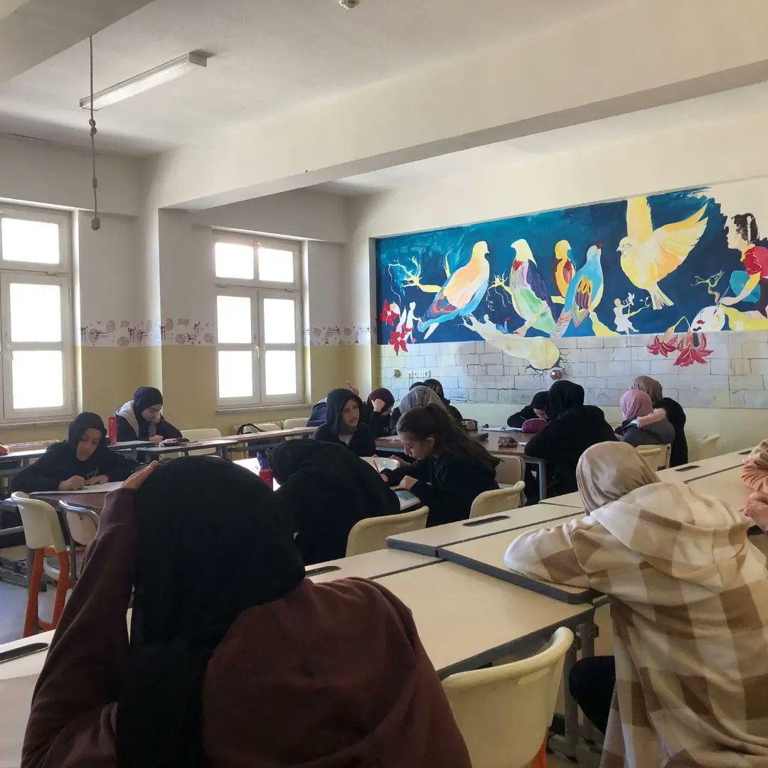 OzalToki's tweet photo. DÖGM'nün Erdem Projesi kapsamında yürütülen "Sanata Dönüşen Atık Kağıtlar" Projezesinin resim atölyesi çalışmalarımıza Erdem Projesi ekibi öğrencilerimizle devam ediyoruz.@meb_dinogretimi @ist_mem_din https://t.co/NjraqNvo3h