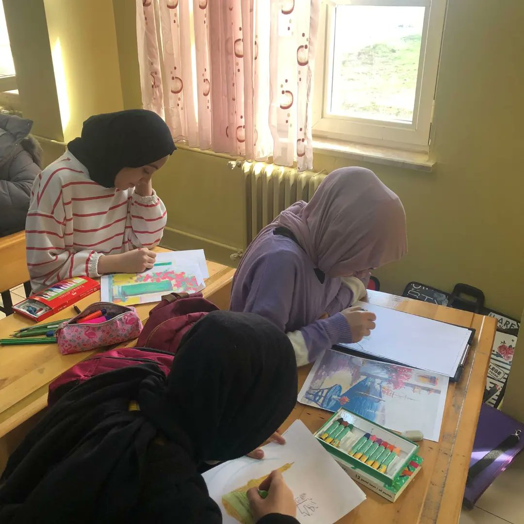 OzalToki's tweet photo. DÖGM'nün Erdem Projesi kapsamında yürütülen "Sanata Dönüşen Atık Kağıtlar" Projezesinin resim atölyesi çalışmalarımıza Erdem Projesi ekibi öğrencilerimizle devam ediyoruz.@meb_dinogretimi @ist_mem_din https://t.co/NjraqNvo3h