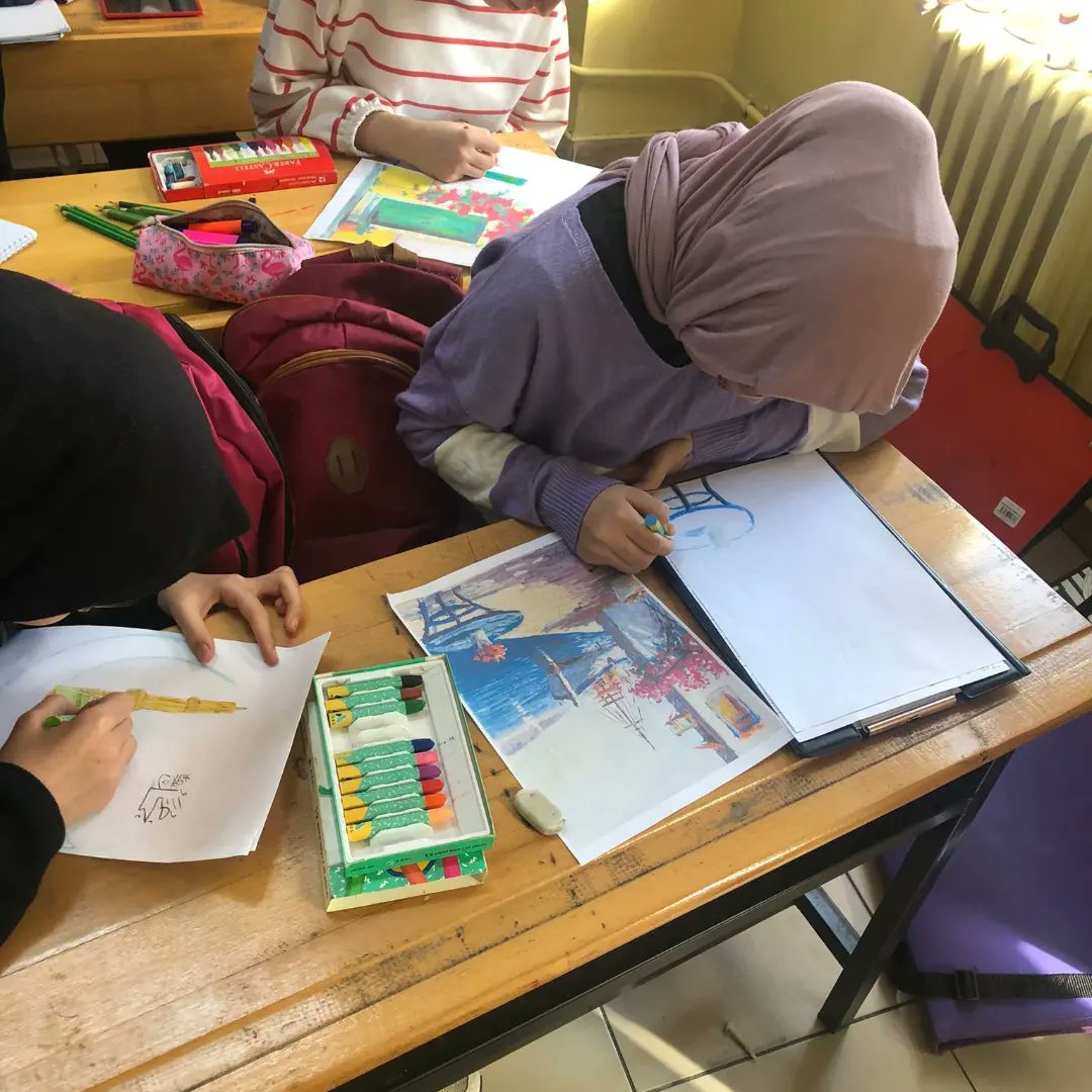 OzalToki's tweet photo. DÖGM'nün Erdem Projesi kapsamında yürütülen "Sanata Dönüşen Atık Kağıtlar" Projezesinin resim atölyesi çalışmalarımıza Erdem Projesi ekibi öğrencilerimizle devam ediyoruz.@meb_dinogretimi @ist_mem_din https://t.co/NjraqNvo3h