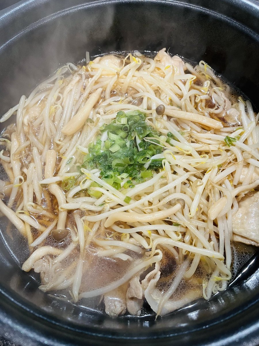 hazuki_lynch's tweet photo. セブンイレブンで売ってるものだけでこの鍋できるの、マジで最高だから。。。 https://t.co/wQJf4JrDkl