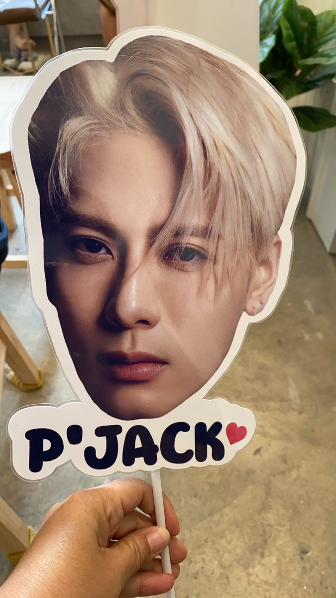 Wangxiao0505's tweet photo. @Jackson15711120 @moawfancafe ภาระกิจ #HBDJacksonWang และพาพี่แจ็คกลับบ้าน ขอบคุณสำหรับกิจกรรมน่ารักๆ และของขวัญน่ารักๆจากทีมงานและทางร้านนะคะ เรียกว่าแจกกันแบบไม่ยั้งเลยทีเดียว 😍😍 https://t.co/2tWltlUQcJ